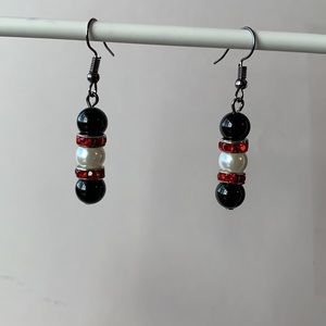 21313 ⭐️Onyx and Faux Pearl Earrings⭐️